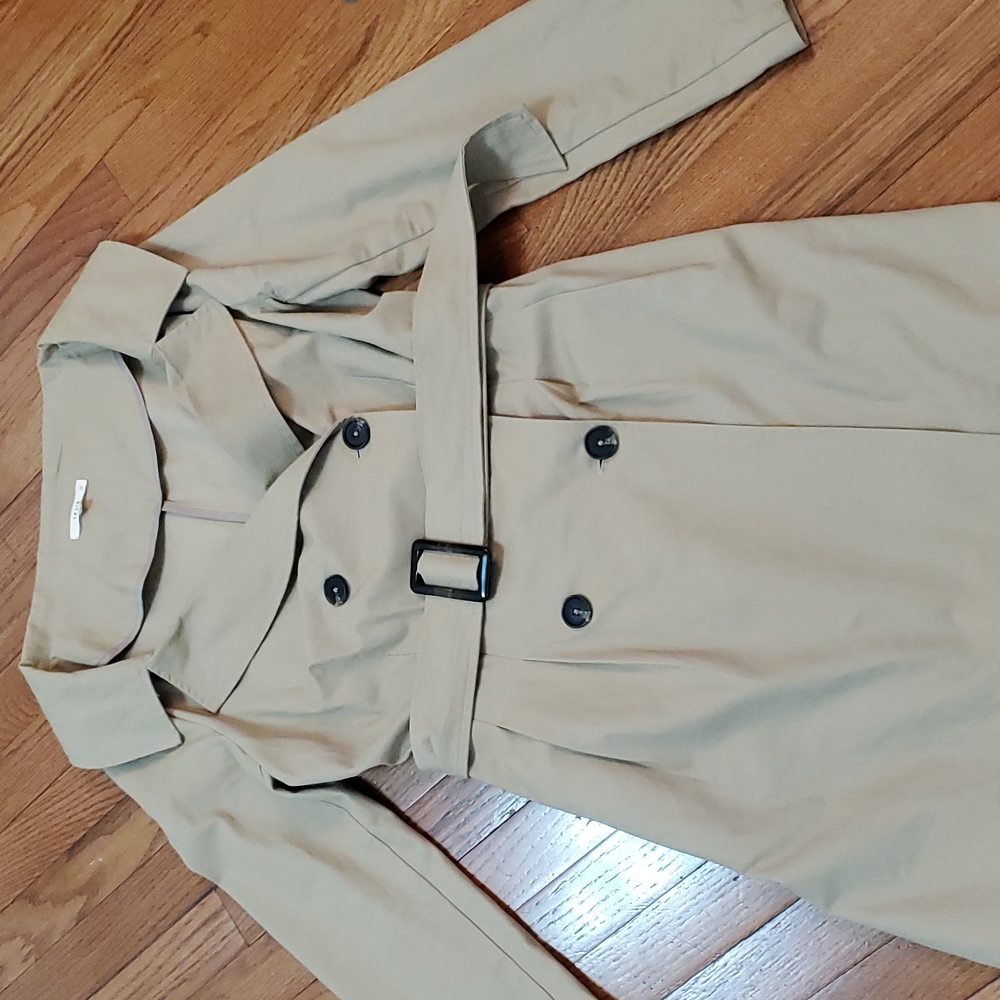 Le lis large in tan